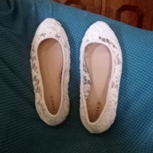 9W Torrid cream lace flats